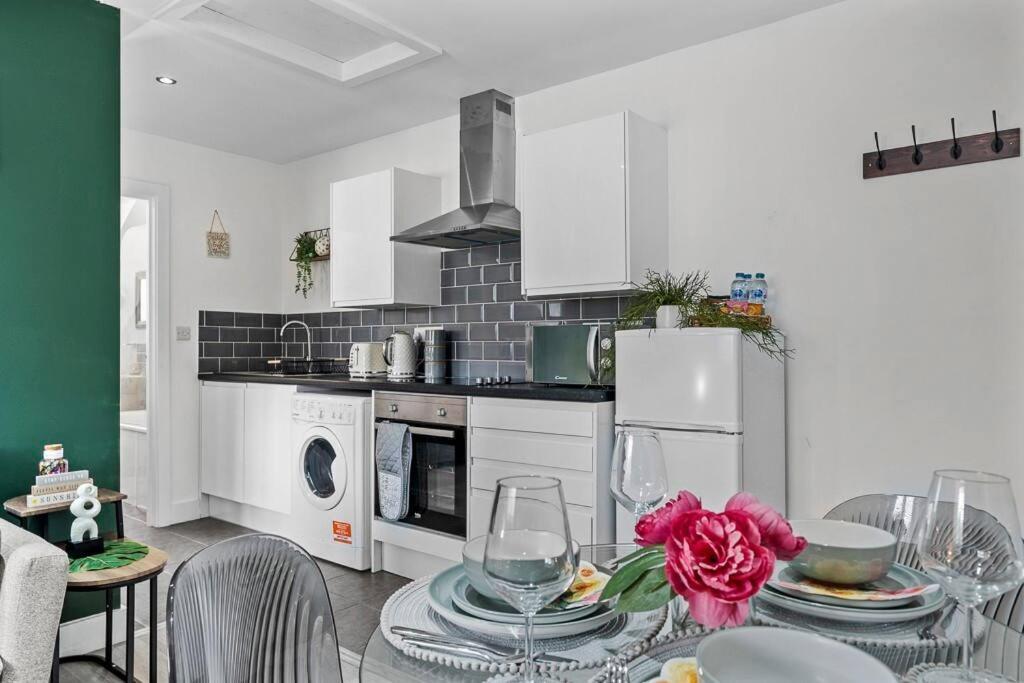 Comfortable Retreat Near City Centre- 1 Bed, 3 Guests Southampton Exterior photo